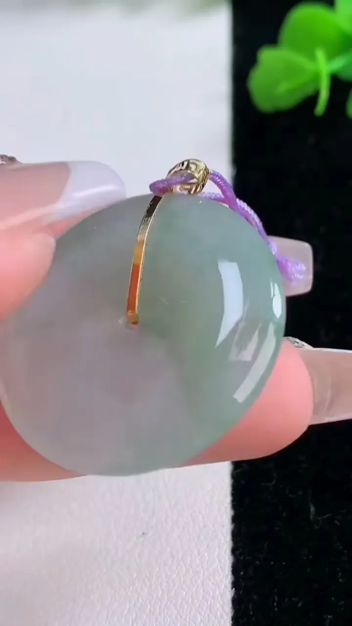 天然A货翡翠平安扣吊坠，尺寸30.3-5.5，重量:11.13g
12月8日