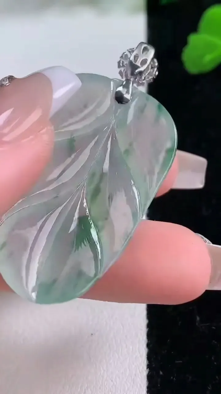 天然A货翡翠种飘花金枝玉叶 叶子吊坠，尺寸40.3-24.4-4.6，重量:9.92g
12月8日