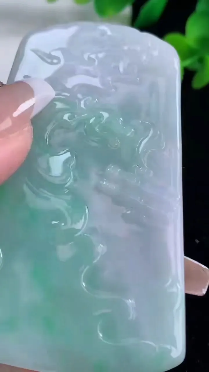 天然A货翡翠大日如来吊坠，尺寸73.3-46.2-7.5，重量:54.78g
12月8日