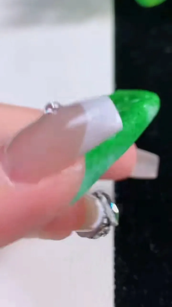 天然A货翡翠年年有余吊坠，尺寸47-34.5-7，重量:20.57g
12月8日