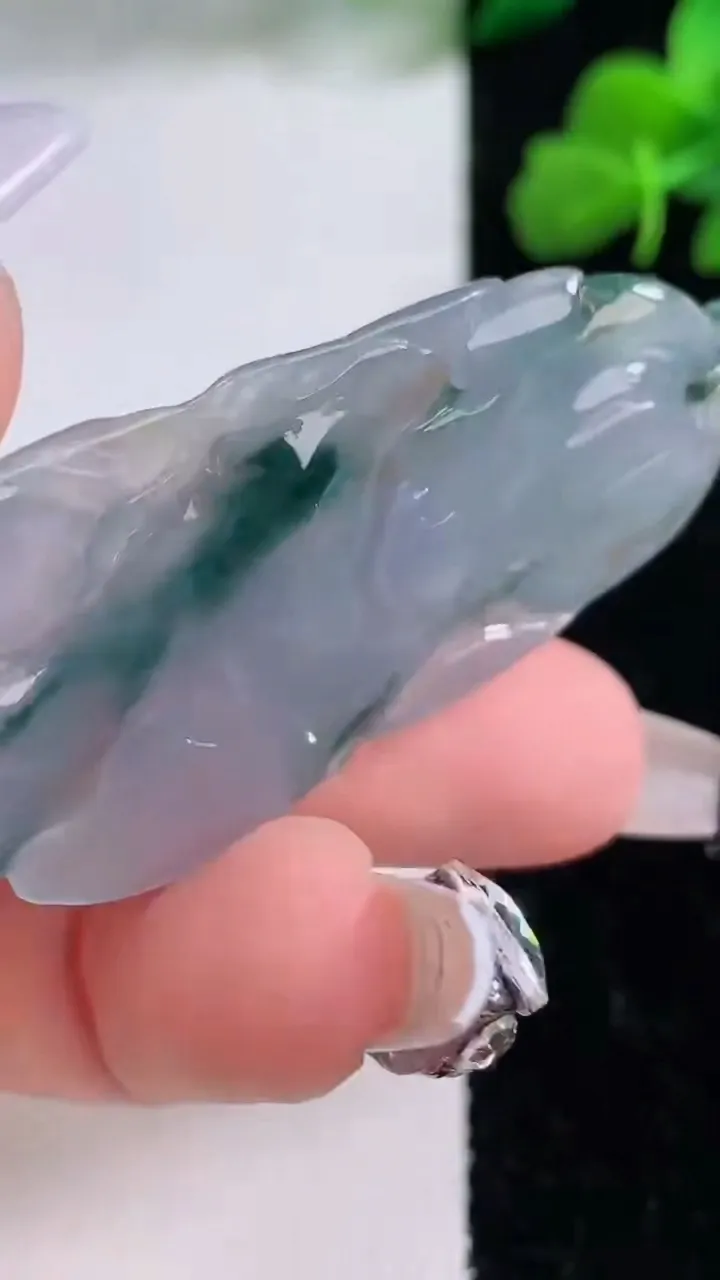 天然A货翡翠紫罗兰飘花龙牌吊坠，尺寸47.2-22-7.7，重量:13.26g
12月8日