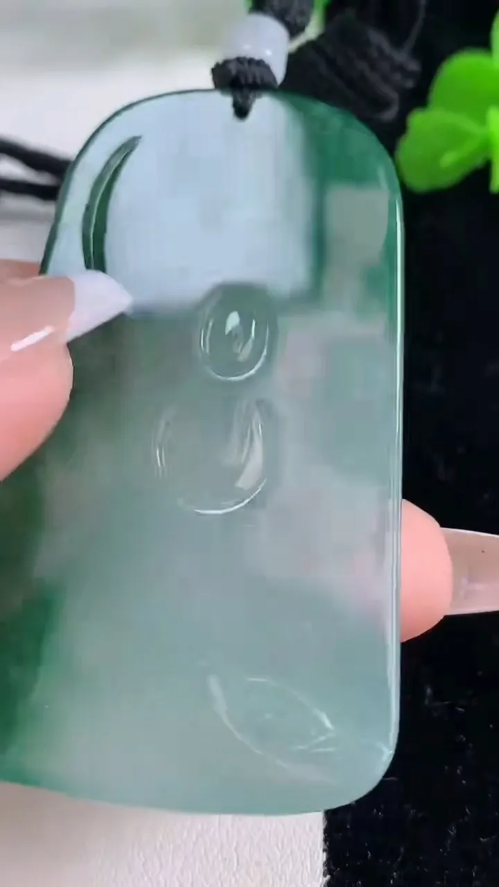 天然A货翡翠种飘花阿弥陀佛吊坠，尺寸64.4-37.2-4.5，重量:31.58g
12月8日