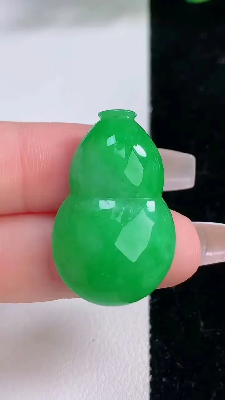 天然A货翡翠葫芦镶嵌件，尺寸30.4-19-8.9，重量:8.33g
12月8日