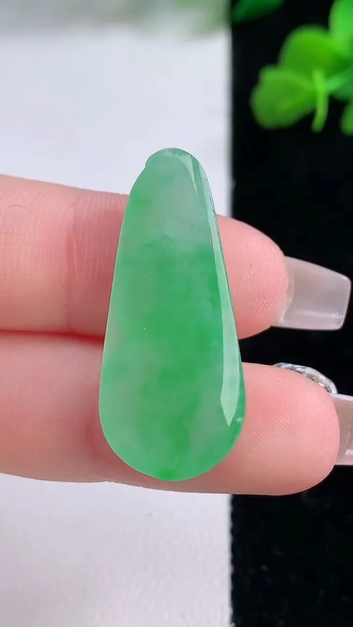 天然A货翡翠福豆吊坠，尺寸31.4-13.6-5.3，重量:4.00g
12月8日