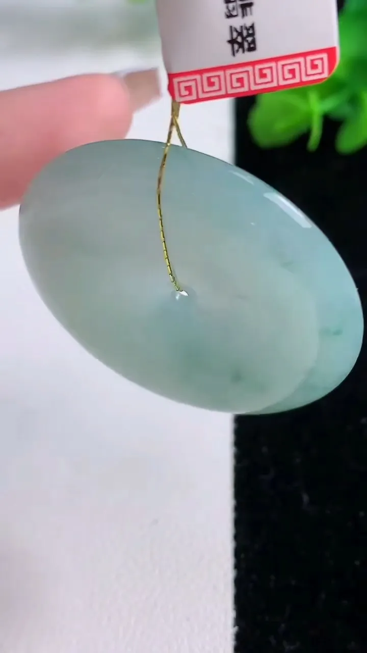 天然A货翡翠冰种飘花平安扣吊坠，尺寸38.6-5.6，重量:18.31g
12月8日