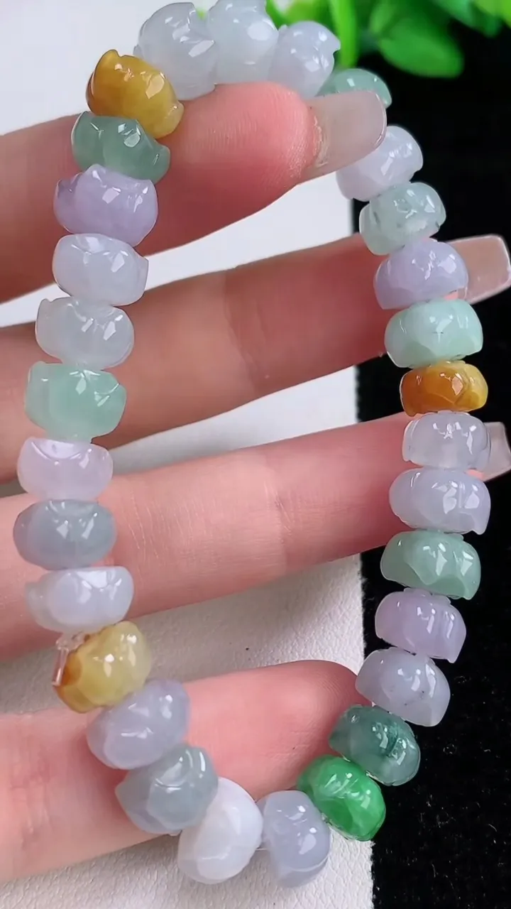 天然A货翡翠三彩莲花手串，尺寸8.2-4.6-30颗 ，重量:25.88g12月9日
工厂直销收藏佳品,种好水足，色泽均匀，有种有色，上手高大气！