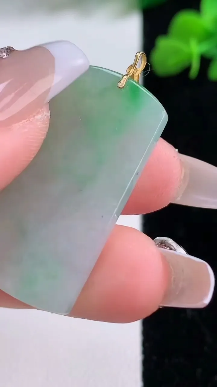 天然A货翡翠无事牌吊坠，尺寸34-20.5-2.6，重量:5.47g
12月8日