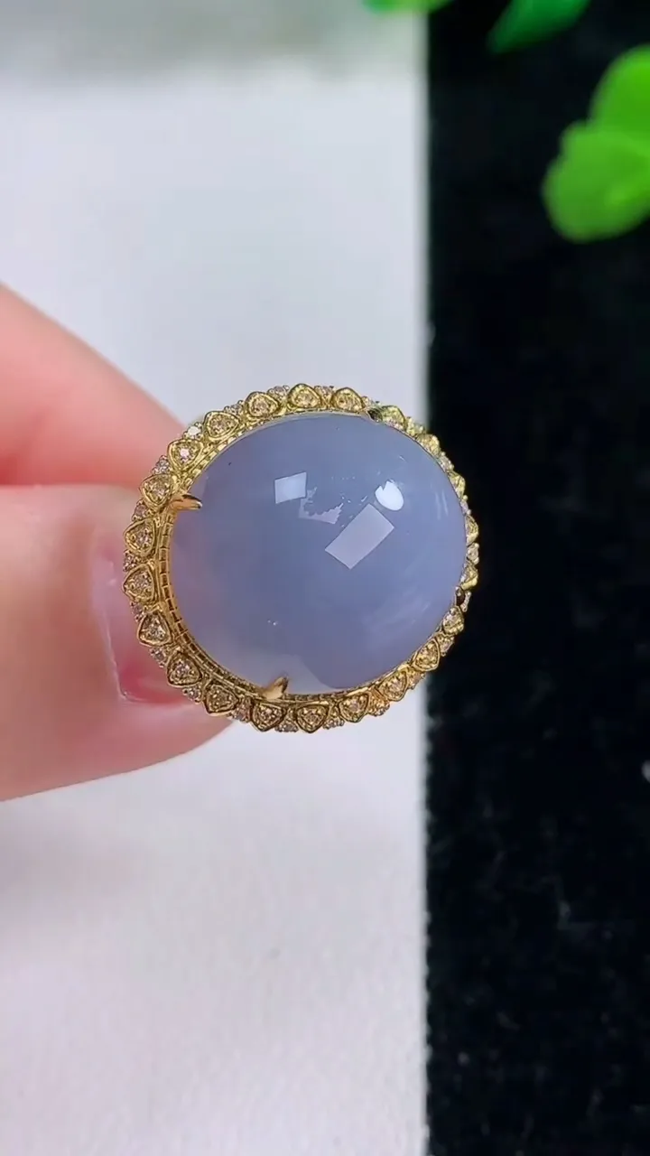天然A货翡翠18K金紫罗兰蛋面戒指，尺寸18-15.4-13.6-11.8，重量:6.02g2025年12月8日
工厂直销收藏佳品,种好水足，色泽均匀，有种有色，上手高大气！