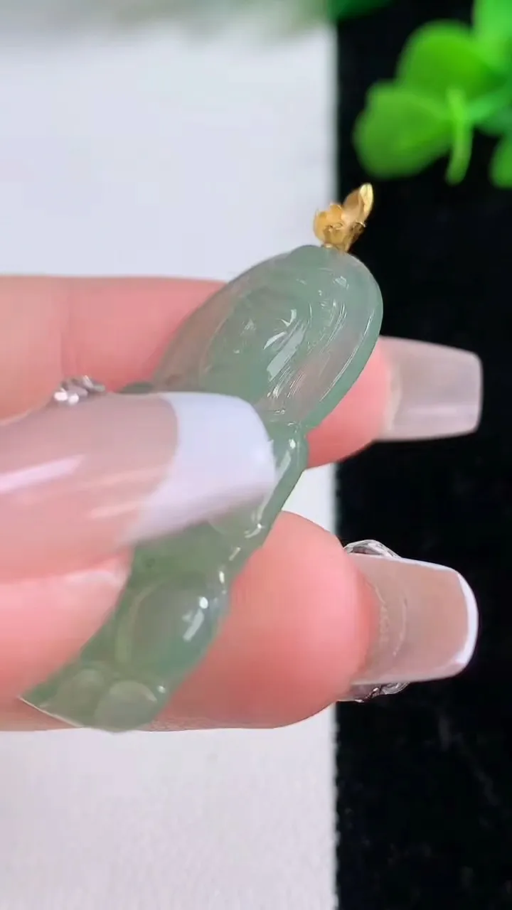 天然A货翡翠观音菩萨吊坠，尺寸35-23-3.3，重量:4.80g
12月8日