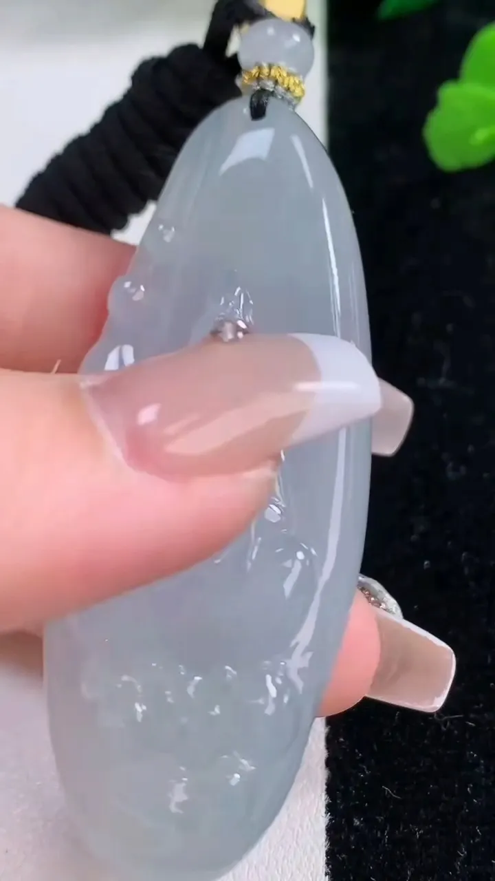 天然A货翡翠种白冰观音菩萨吊坠，尺寸66.2-27-10.8，重量:43.69g
12月8日