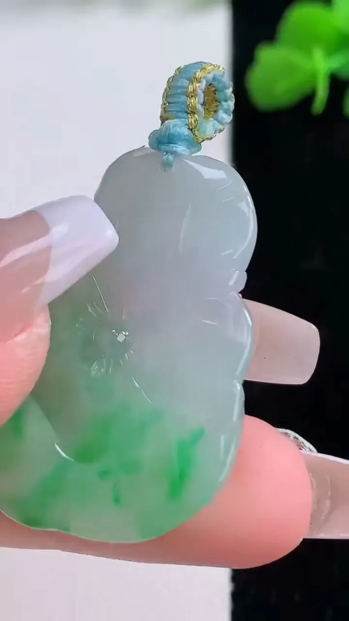 天然A货翡翠年年有余吊坠，尺寸34.5-24-6，重量:9.16g
12月8日