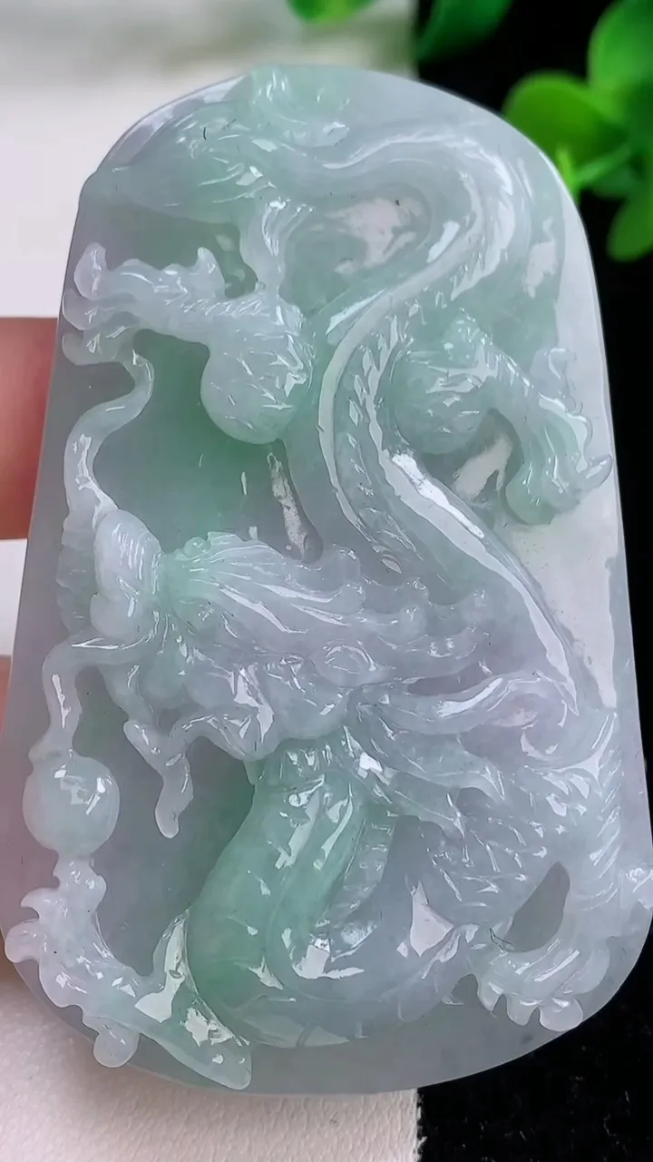 天然A货翡翠龙牌吊坠，尺寸68.2-43.4-7.4，重量:43.18g
12月8日