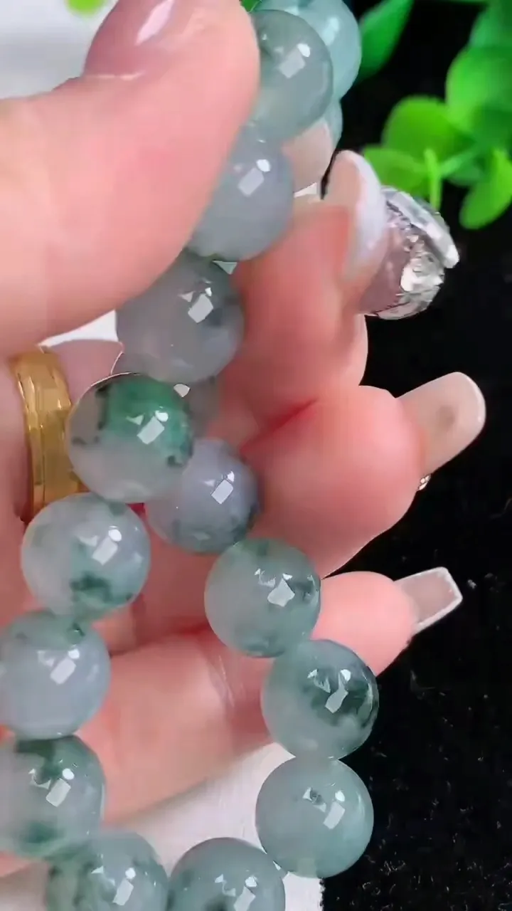 天然A货翡翠种飘花圆珠手串，尺寸10.5-18颗，重量:37.40g12月8日
工厂直销收藏佳品,种好水足，色泽均匀，有种有色，上手高大气！