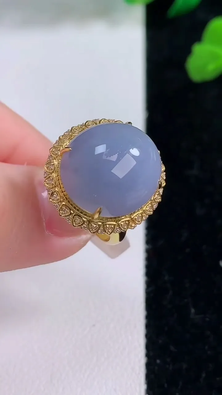 天然A货翡翠18K金紫罗兰蛋面戒指，尺寸18-15.4-13.6-11.8，重量:6.02g2025年12月8日
工厂直销收藏佳品,种好水足，色泽均匀，有种有色，上手高大气！