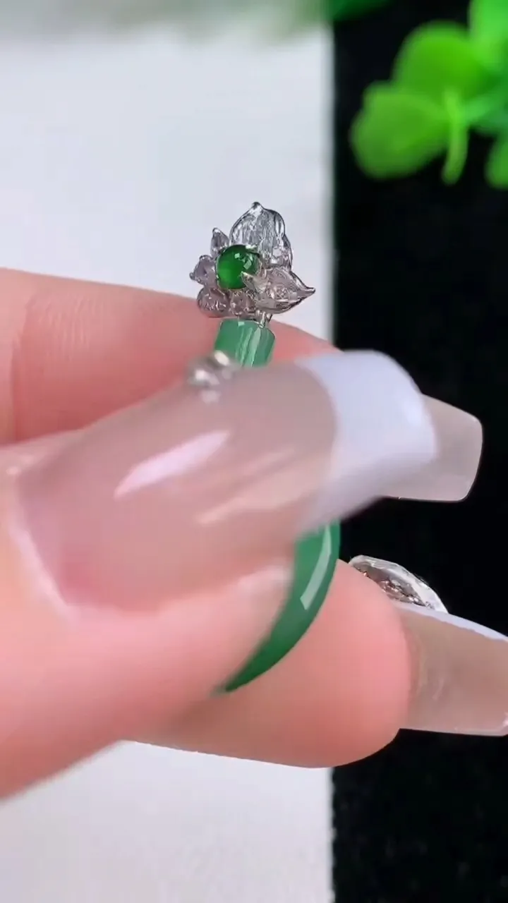 天然A货翡翠平安环吊坠，尺寸18.5-3.4，重量:3.44g
12月8日