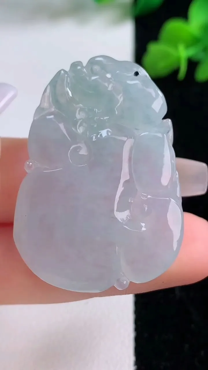 天然A货翡翠寿桃吊坠，尺寸39.6-29-5.8，重量:11.65g
12月8日