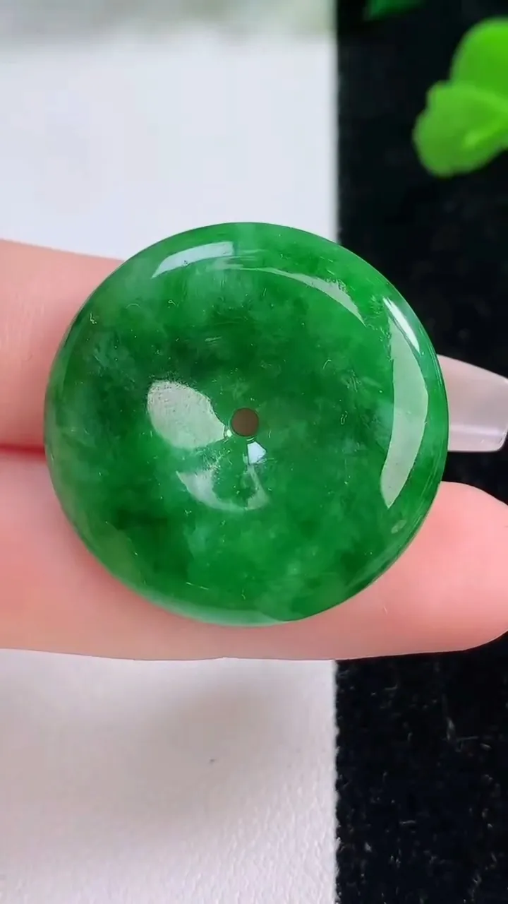 天然A货翡翠平安扣吊坠，尺寸29.4-4.6，重量:8.49g
12月8日