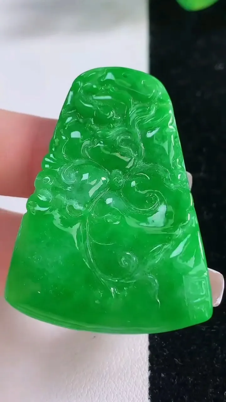 天然A货翡翠年年有余吊坠，尺寸47-34.5-7，重量:20.57g
12月8日