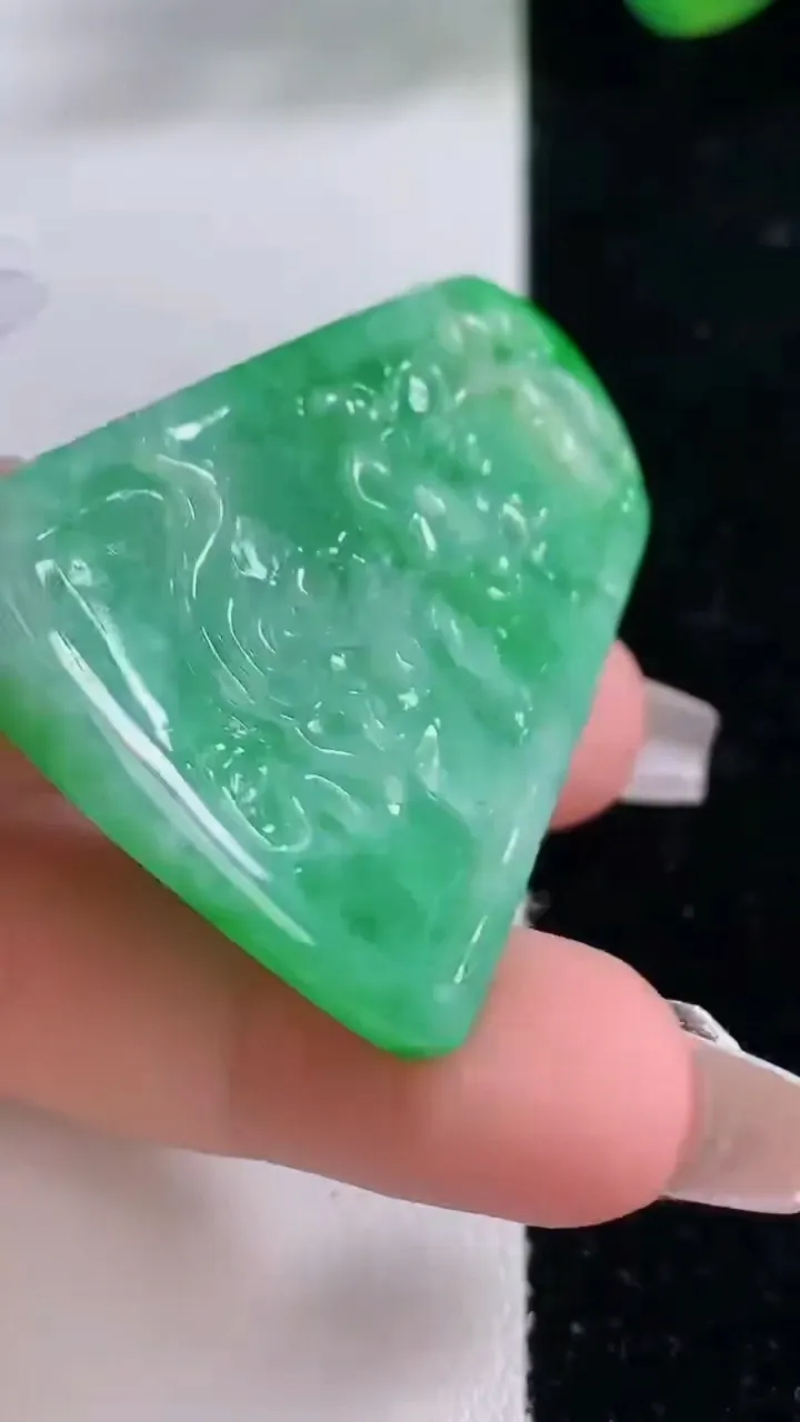 天然A货翡翠年年有余吊坠，尺寸47-34.5-7，重量:20.57g
12月8日