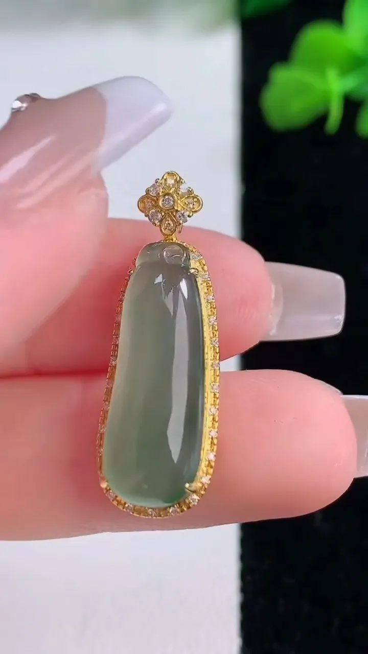 天然A货翡翠福瓜吊坠，尺寸29.5-10-6.7，裸石21.8-7.8重量:2.45g
12月8日