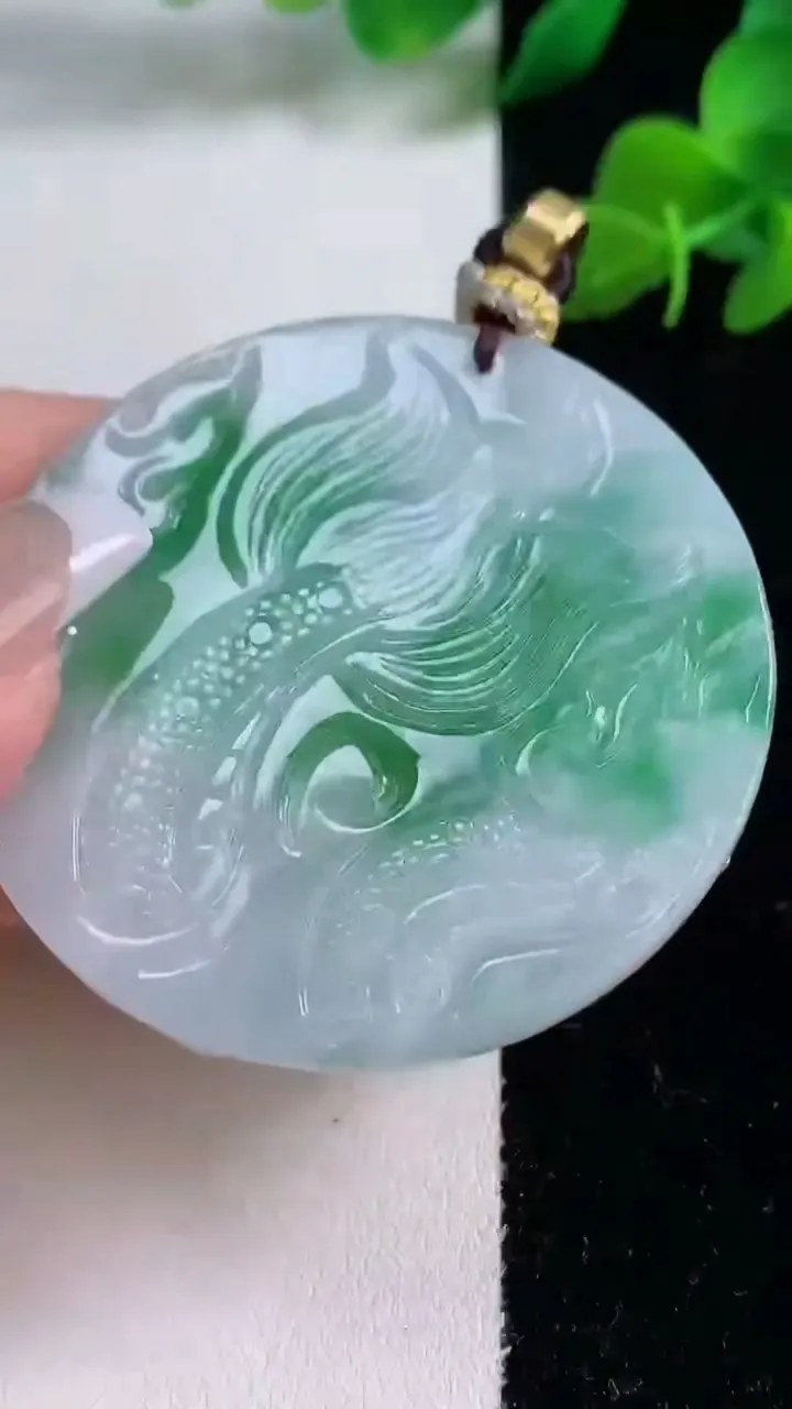 天然A货翡翠龙牌吊坠，尺寸49.2-5.5，重量:20.81g
12月8日