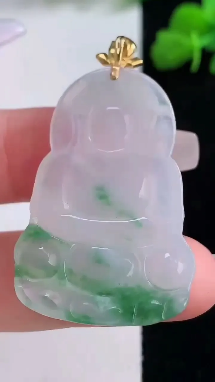 天然A货翡翠种飘花观音菩萨吊坠，尺寸37.7-25.5-3.8，重量:7.00g
12月8日