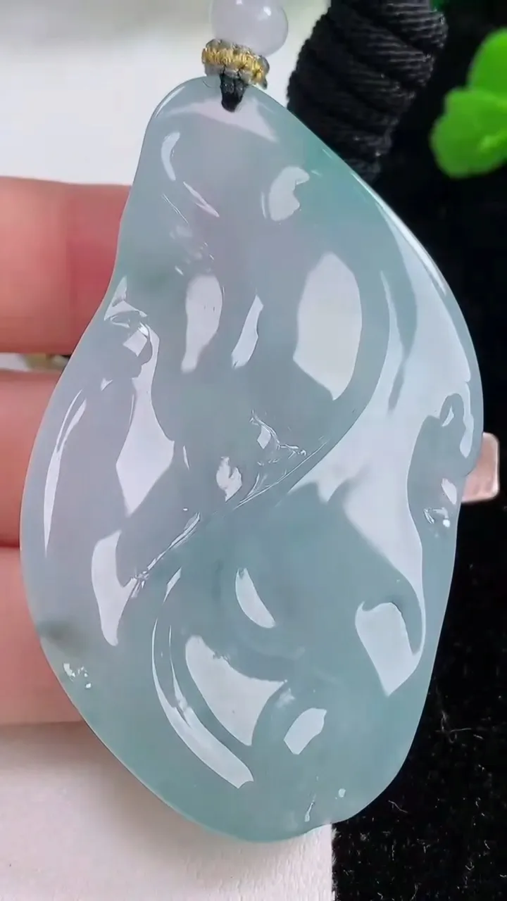 天然A货翡翠飘花无相观音吊坠，尺寸63.3-36.3-8.2，重量:42.98g
12月8日