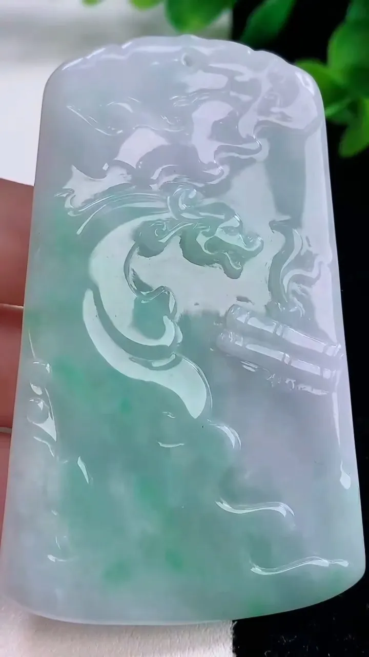 天然A货翡翠大日如来吊坠，尺寸73.3-46.2-7.5，重量:54.78g
12月8日