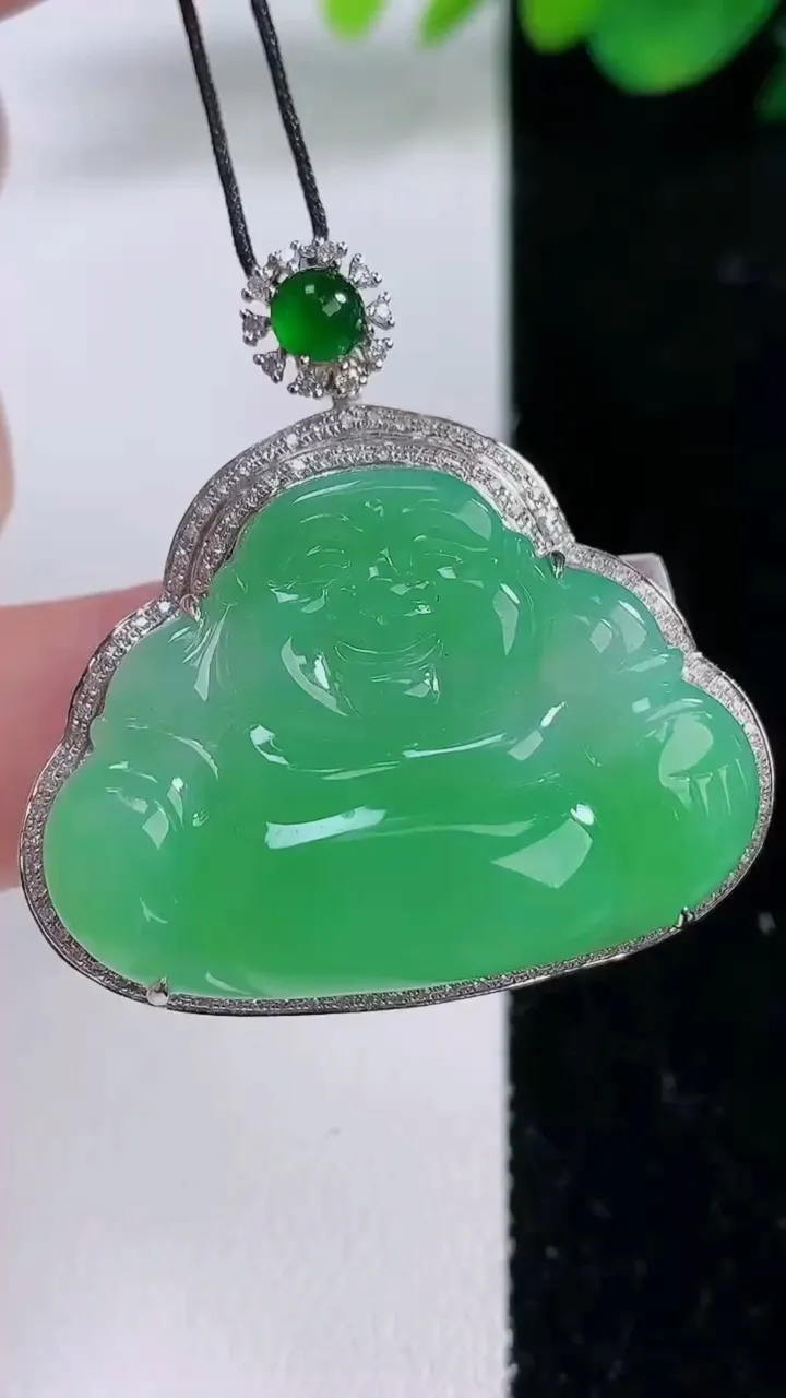 天然A货翡翠佛公吊坠，尺寸36.4-36.2-9.4，裸石24-33.2重量:11.48g
12月8