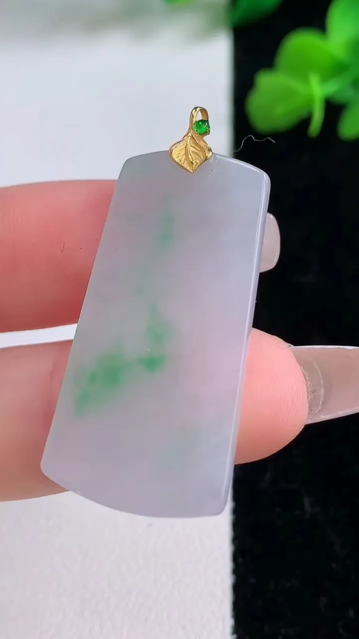 天然A货翡翠无事牌吊坠，尺寸34.3-17.5-2.2，重量:4.28g
12月8日