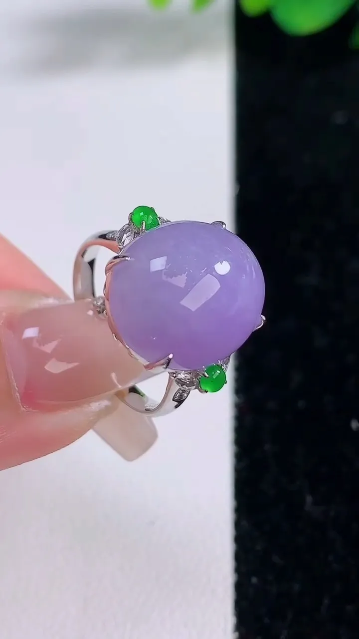天然A货翡翠18K金紫罗兰蛋面戒指，尺寸18-15.8-13.2-10.4，重量:5.86g2025年12月8日
工厂直销收藏佳品,种好水足，色泽均匀，有种有色，上手高大气！
