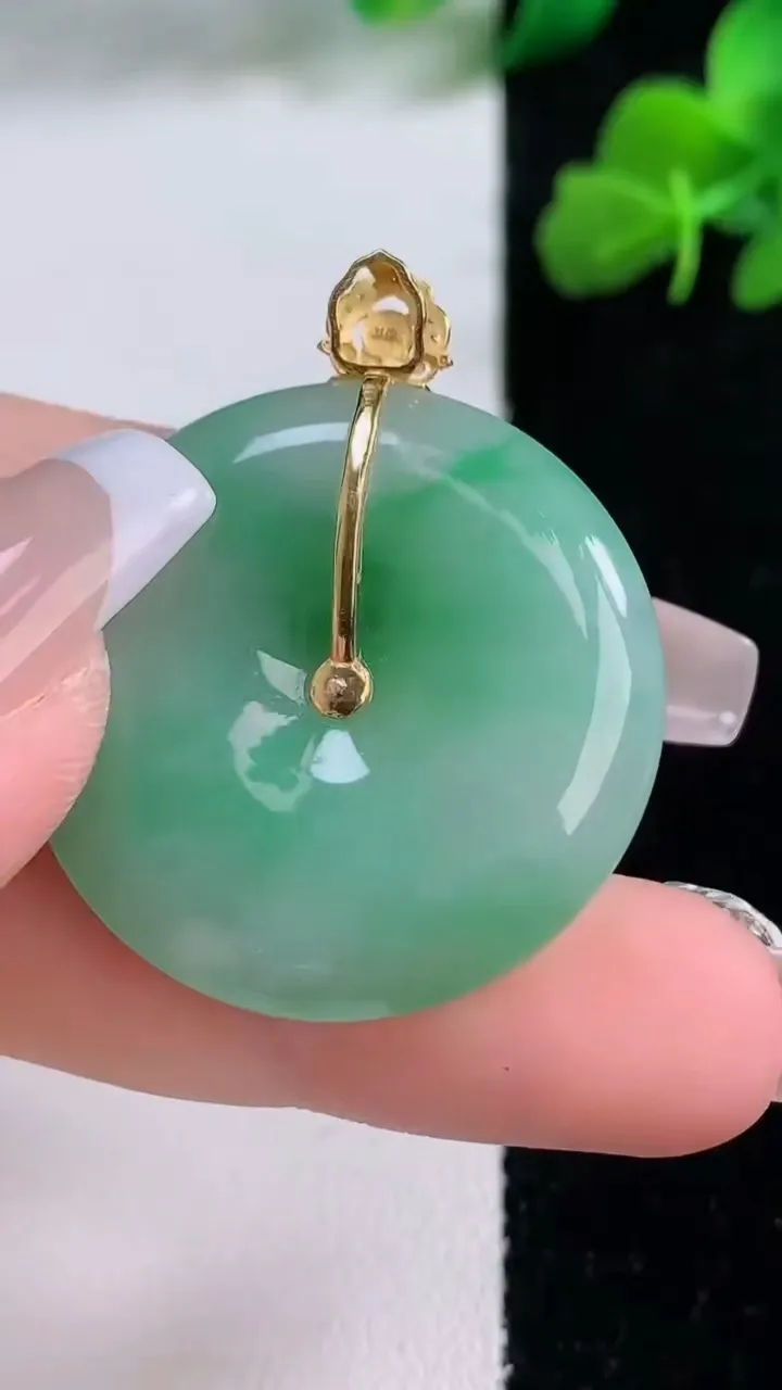 天然A货翡翠平安扣吊坠，尺寸30.8-5.5，重量:11.56g
12月8日