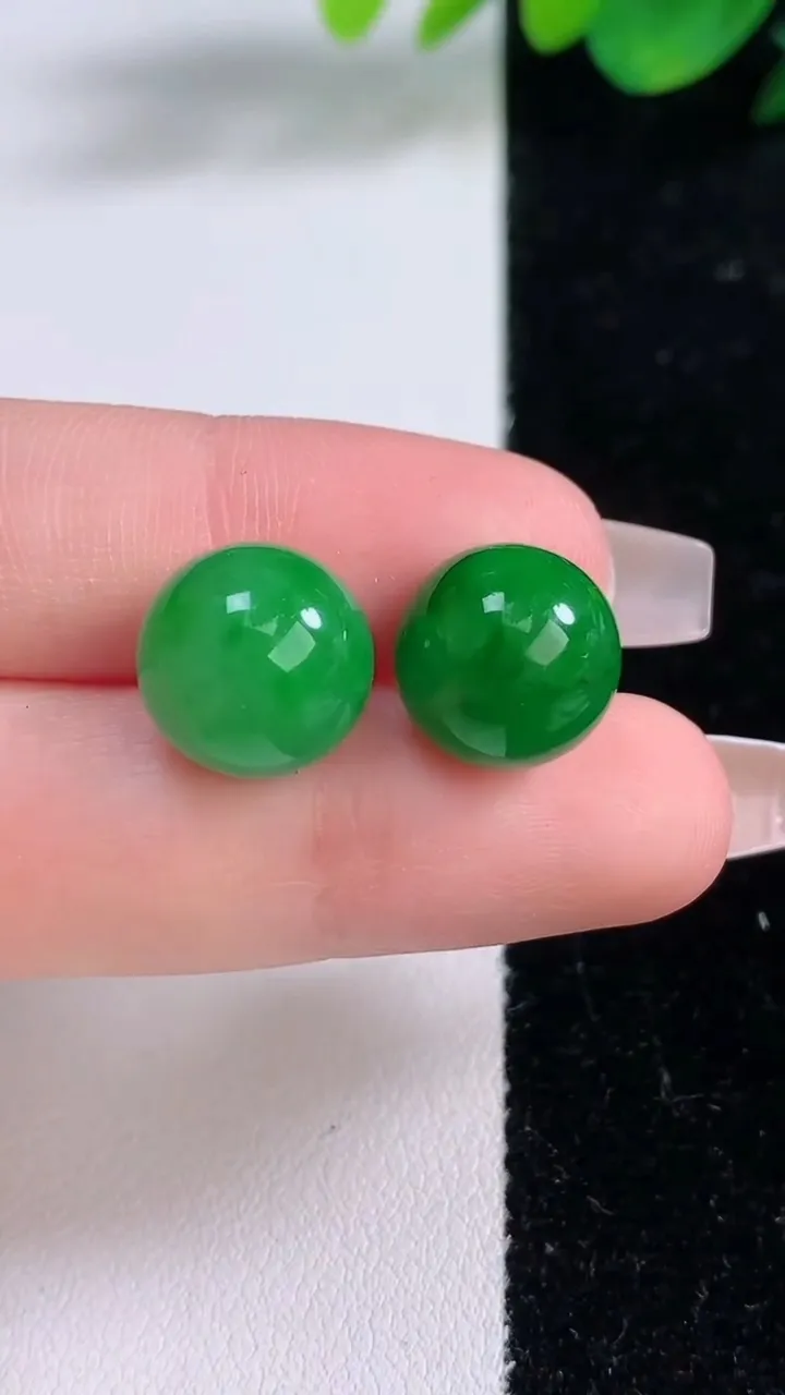 天然A货翡翠圆珠镶嵌件一对，尺寸12，重量:6.55g12月8日
工厂直销收藏佳品,种好水足，色泽均