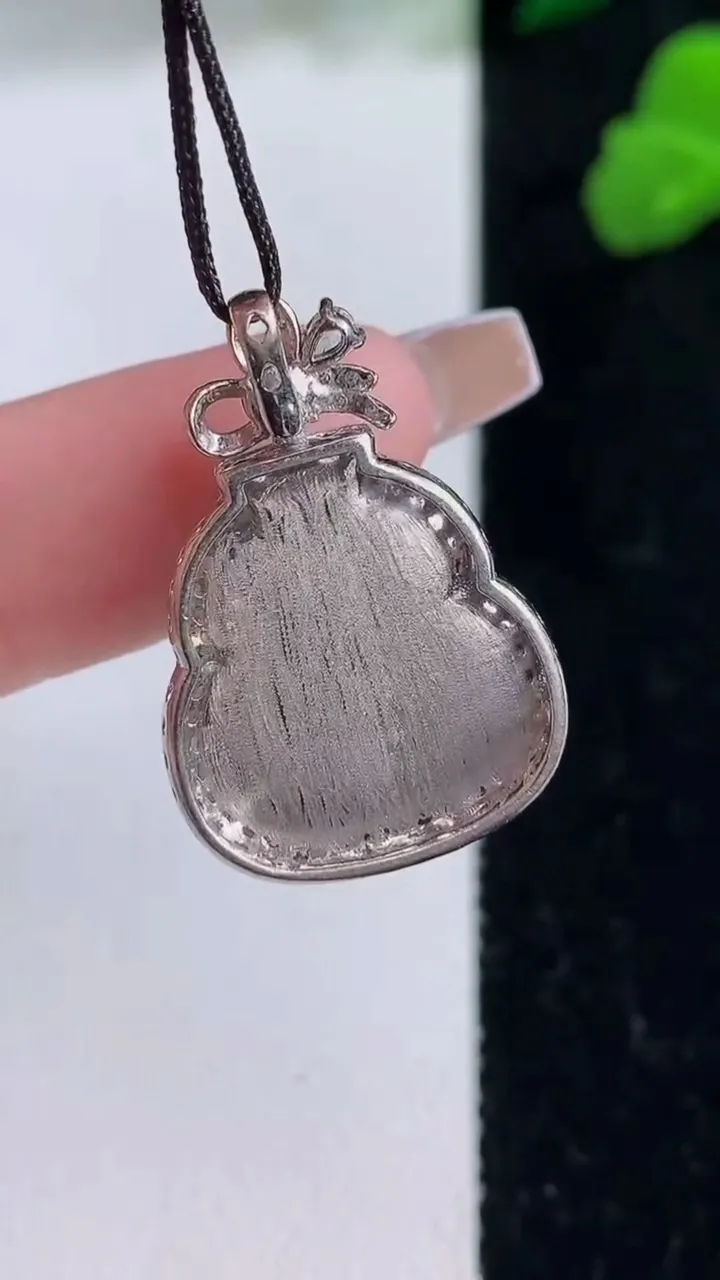 天然A货翡翠葫芦吊坠，尺寸25.3-17.4-9.8，裸石17.6-15.7重量:5.90g
12月8日