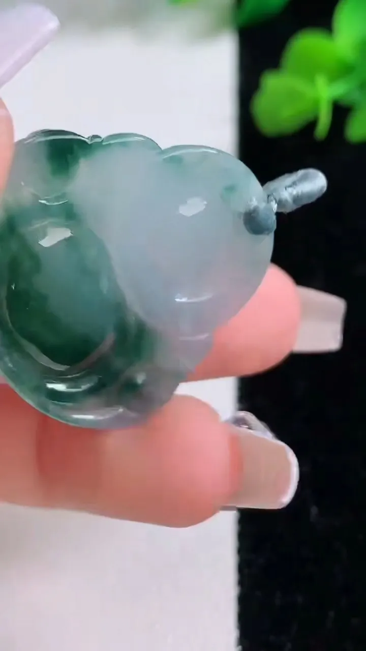 天然A货翡翠冰种飘花佛公吊坠，尺寸29-32.4-5.8，重量:8.77g
12月8日