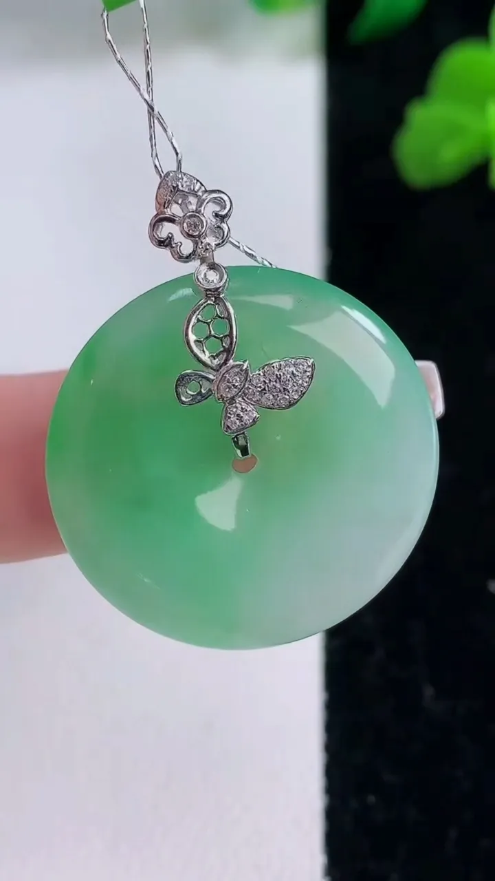 天然A货翡翠平安扣吊坠，尺寸26.5-4.5，重量:7.72g
12月8日