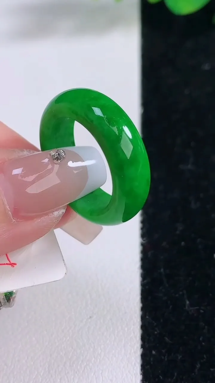 天然A货翡翠指环戒指，尺寸17.5-6-3.4，重量:5.11g2025年12月8日
工厂直销收藏佳品,种好水足，色泽均匀，有种有色，上手高大气！