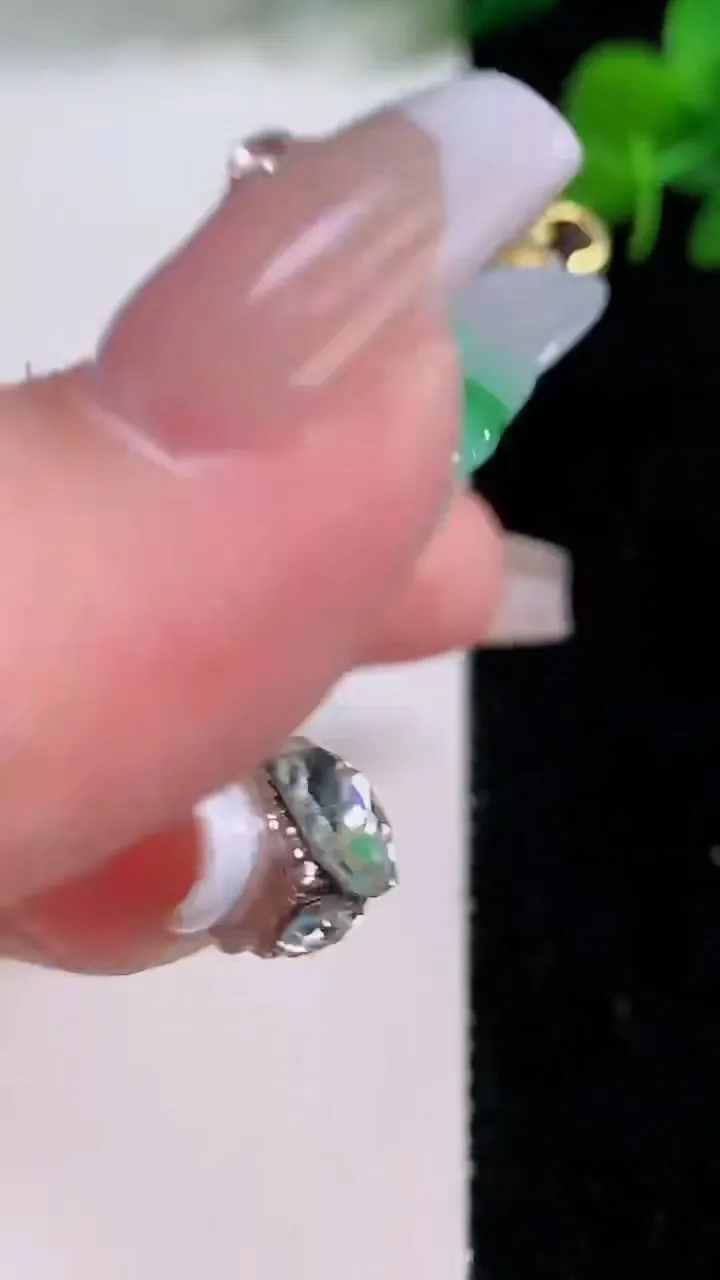 天然A货翡翠观音菩萨吊坠，尺寸52.3-35.3-5.8，重量:19.14g
12月8日