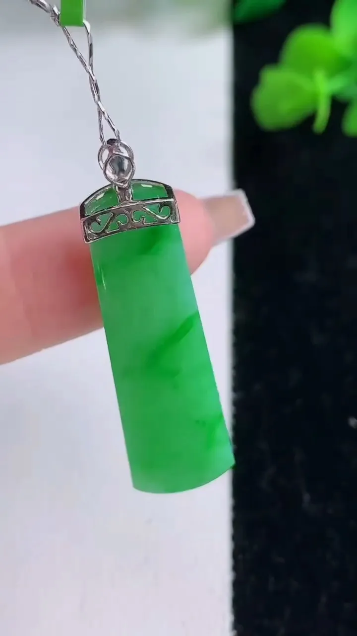 天然A货翡翠无事牌吊坠，尺寸33.6-10.7-6.3，重量:6.44g
12月8日