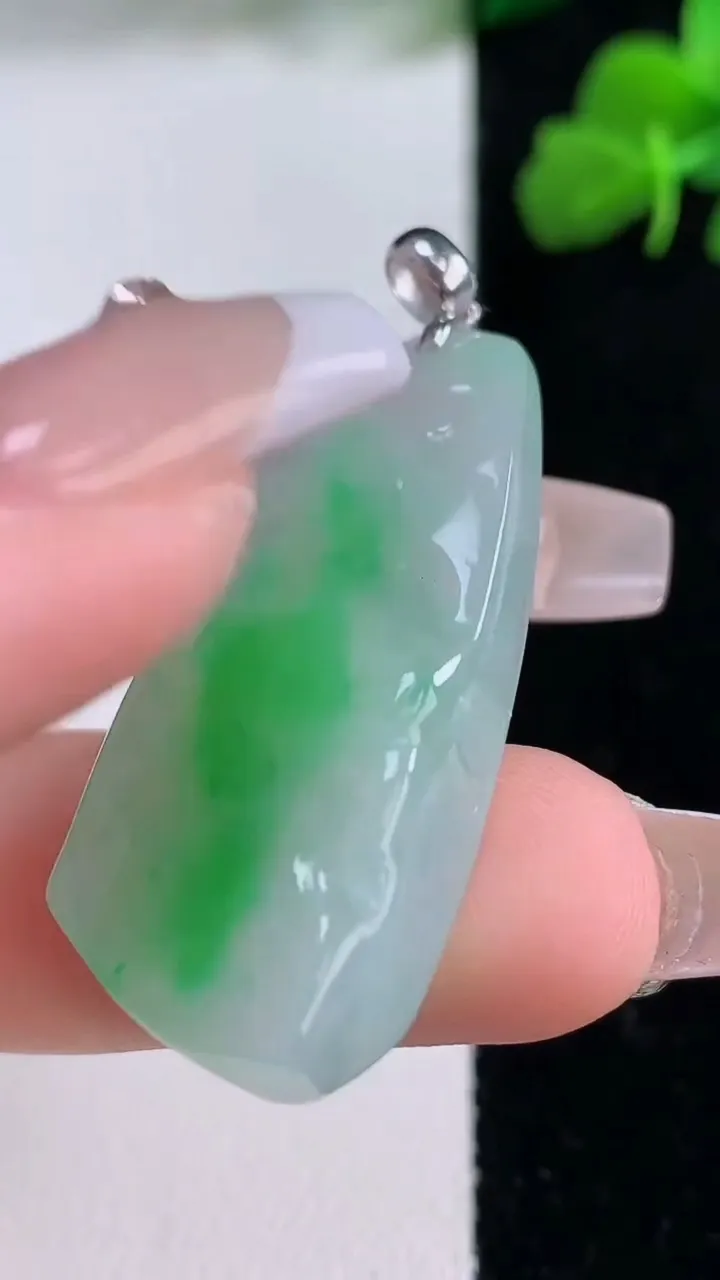 天然A货翡翠原石吊坠，尺寸36.6-17.7-6.5，重量:9.46g
12月8日