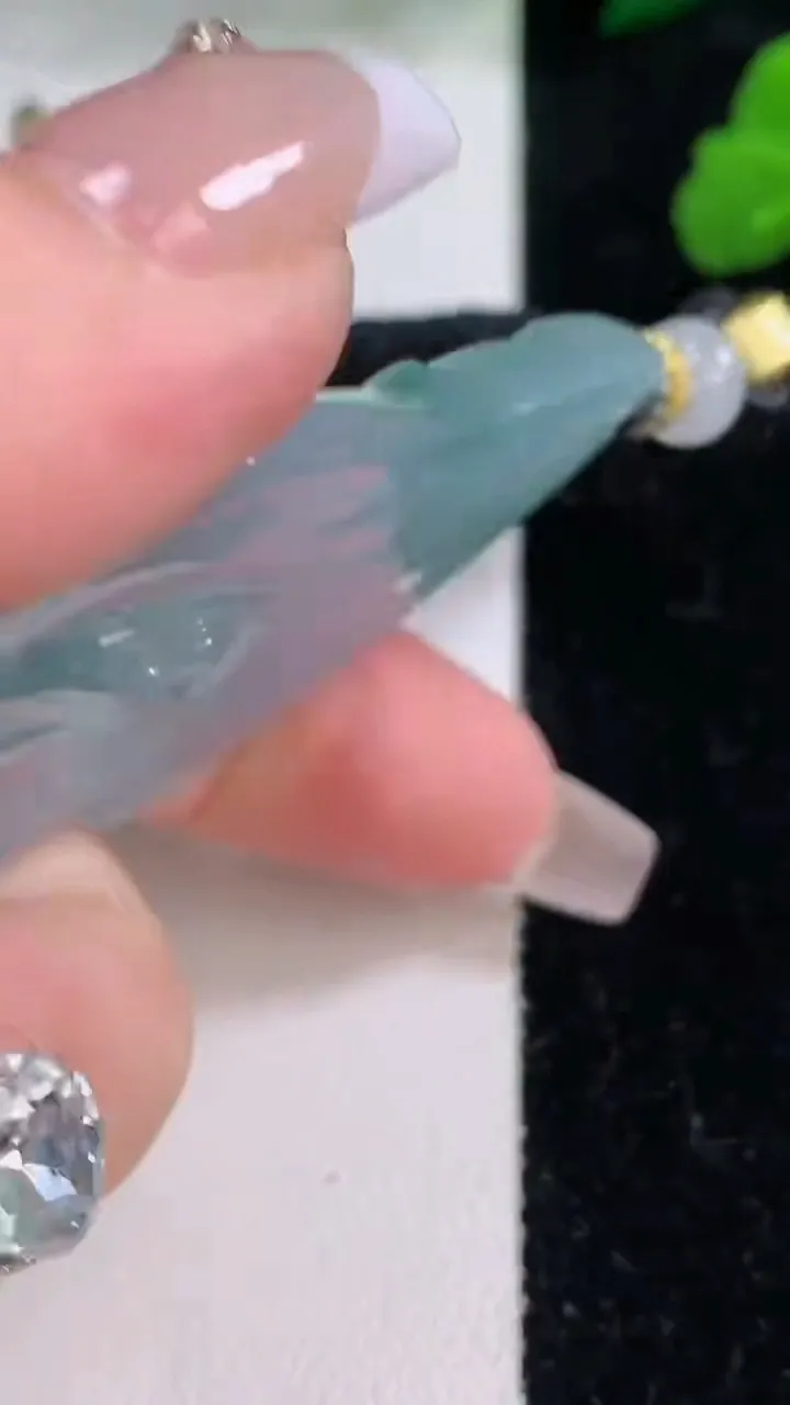 天然A货翡翠飘花无相观音吊坠，尺寸63.3-36.3-8.2，重量:42.98g
12月8日