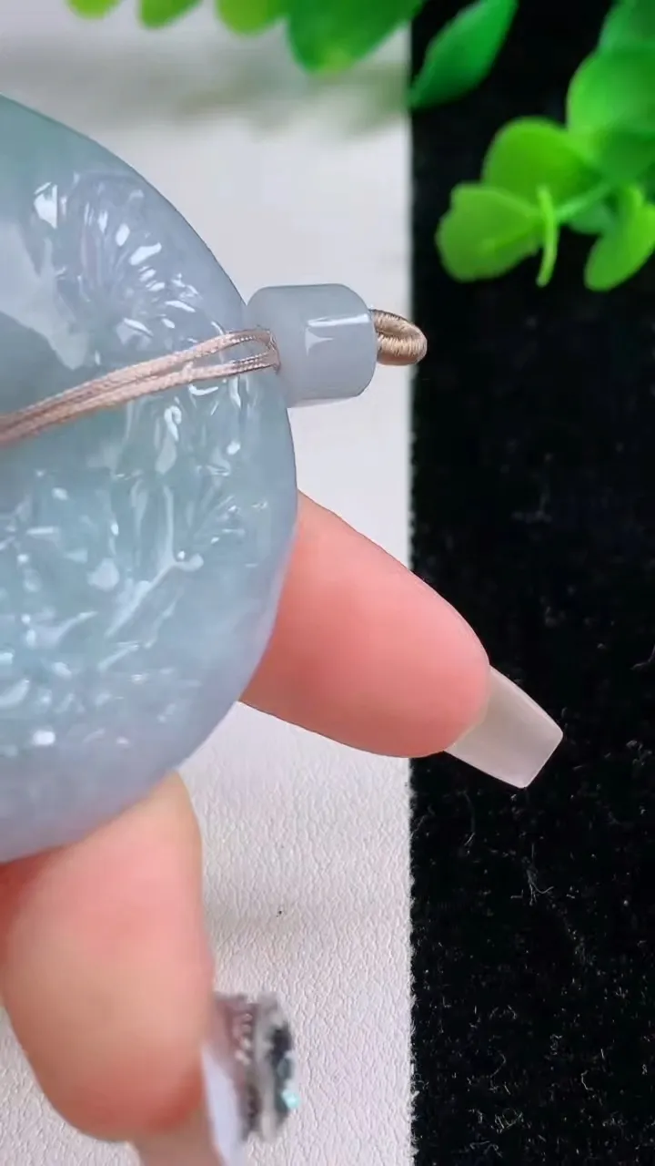 天然A货翡翠鸟语花香 平安扣吊坠，尺寸50.2-11.8，重量:56.00g
12月8日