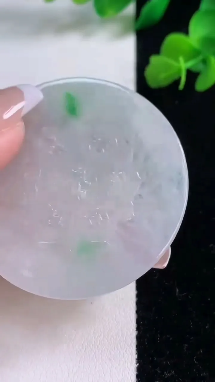 天然A货翡翠千手观音吊坠，尺寸50.2-3.6，重量:21.68g
12月8日