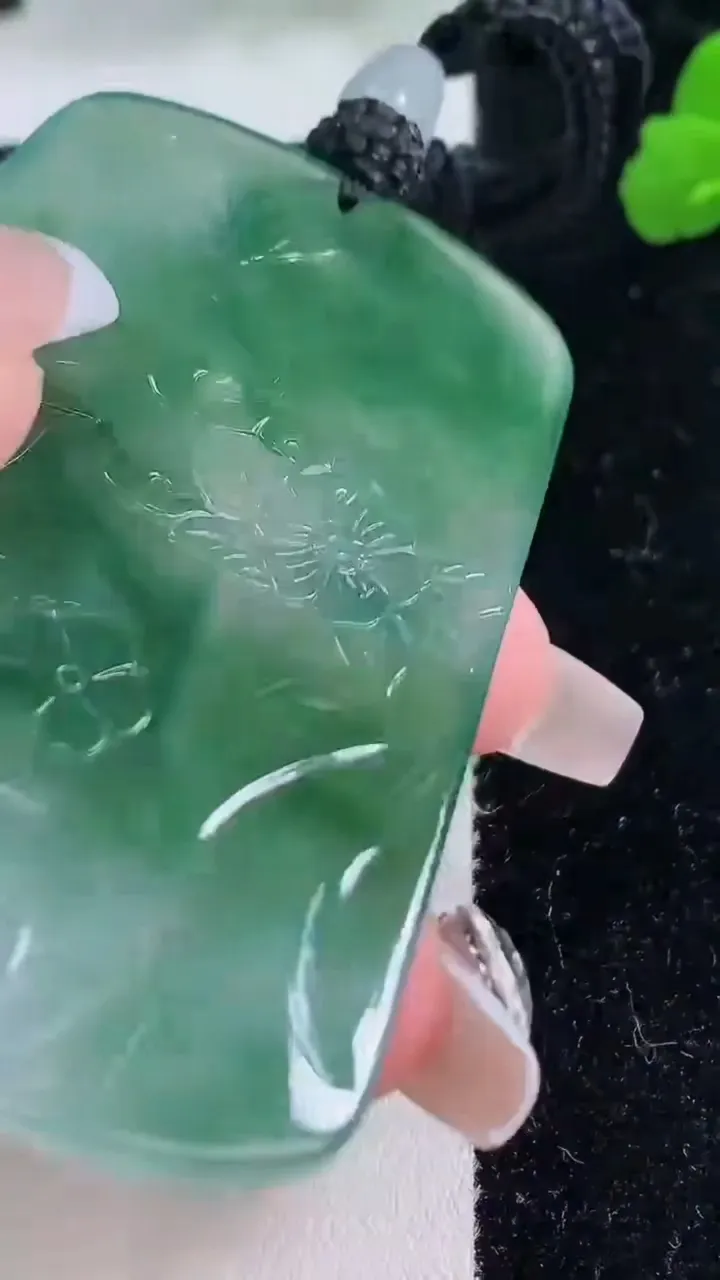 天然A货翡翠普贤菩萨吊坠，尺寸68-43-5.6，重量:41.49g
12月8日