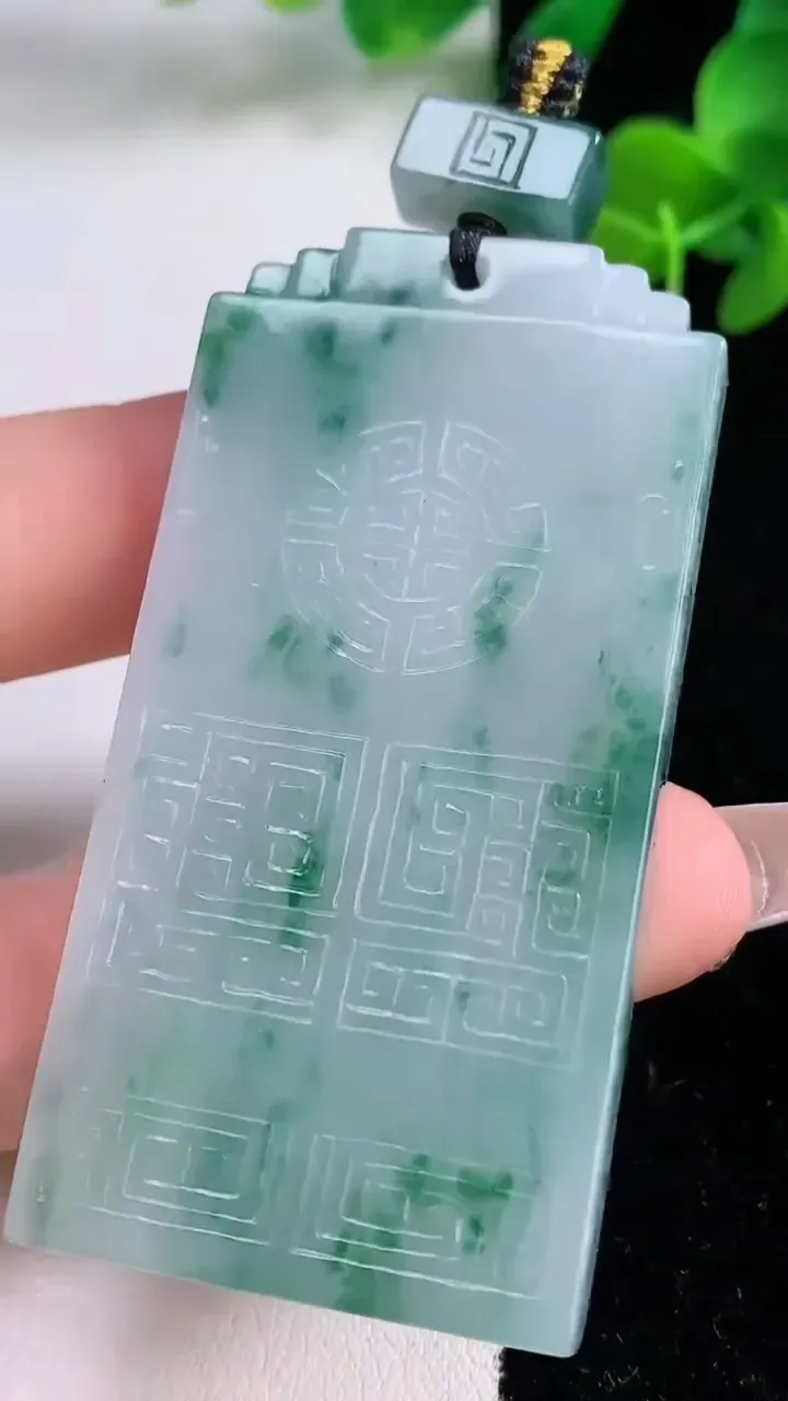 天然A货翡翠飘花仿古无事牌吊坠，尺寸61.2-30.6-6，重量:38.58g
12月8日