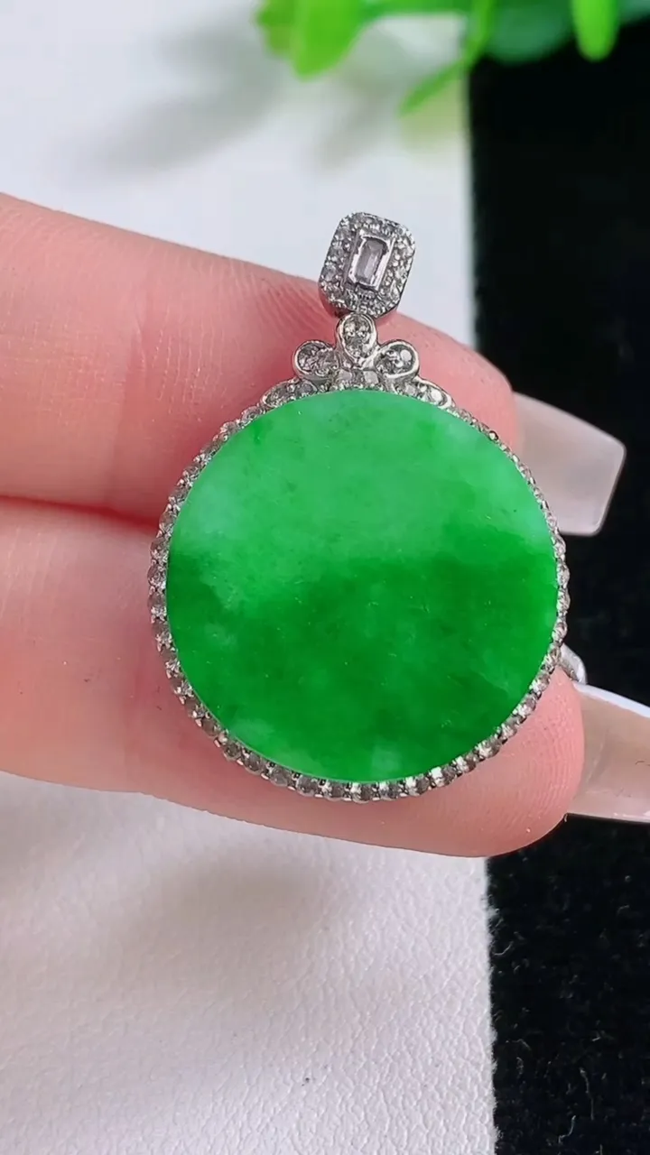 天然A货翡翠无事牌吊坠，尺寸30.5-21.8-6.8，裸石20重:3.86g
12月8日