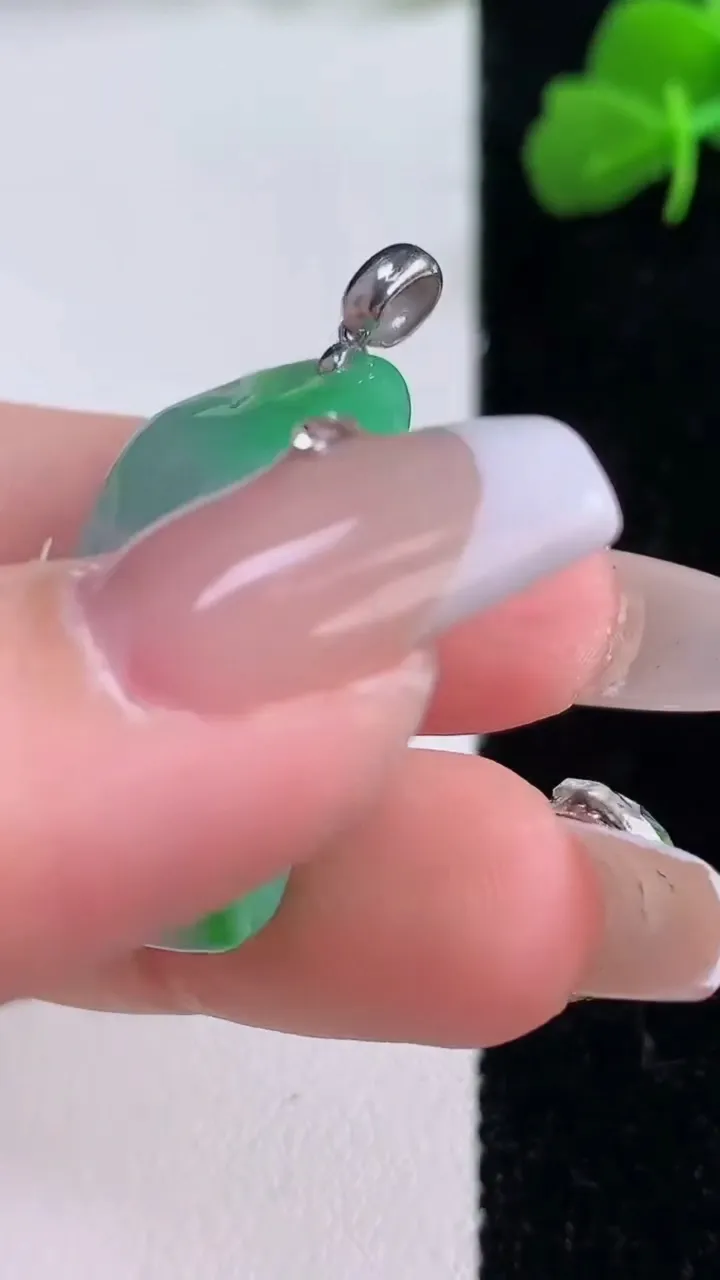 天然A货翡翠原石吊坠，尺寸28-17.3-10.3，重量:19.08g
12月8日