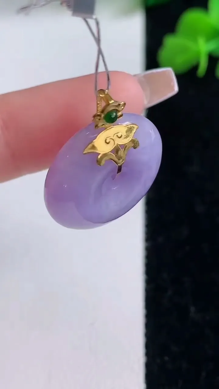 天然A货翡翠18K金紫罗兰平安扣吊坠，尺寸19.8-7，重量:6.30g
12月8日