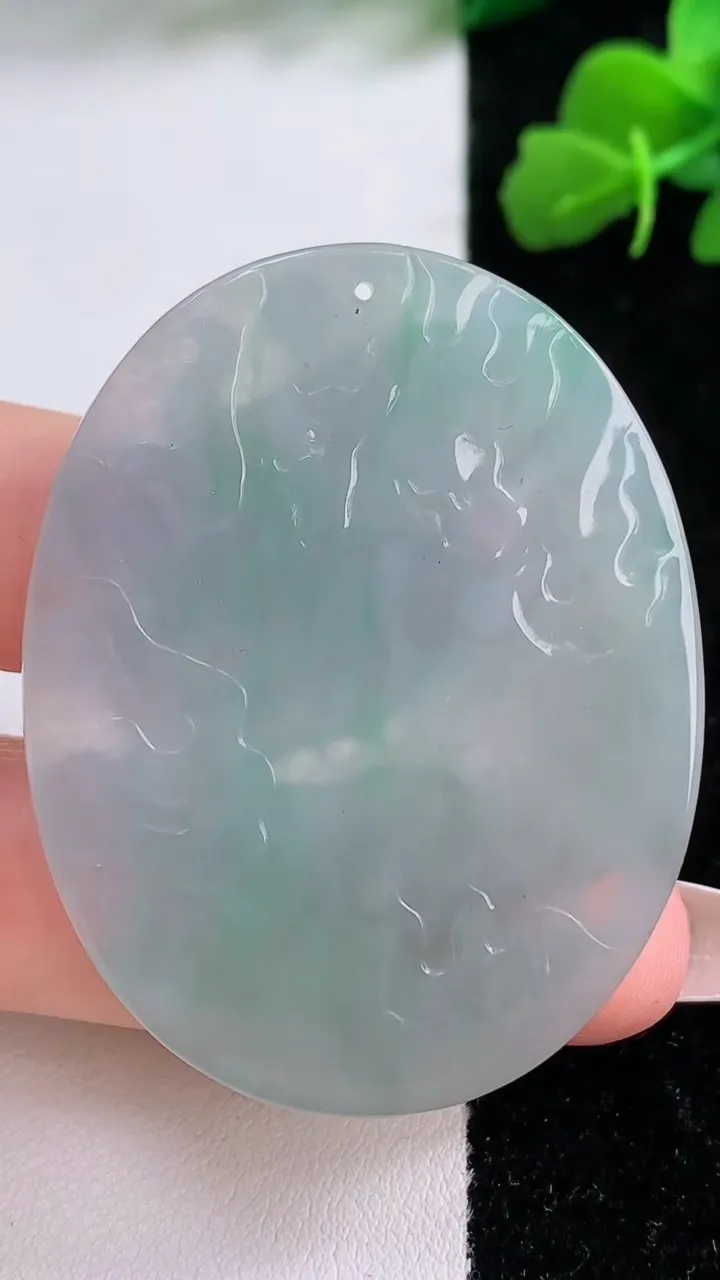 天然A货翡翠龙牌吊坠，尺寸49.2-38.2-5.2，重量:18.52g
12月8日