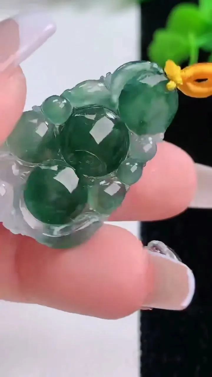 天然A货翡翠冰种飘花生肖猴吊坠，尺寸30.4-20.3-5.5，重量:5.09g
12月8日